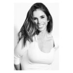 Elena Furiase Instagram – ¡Hola 2024!… mira que contenta te recibo 😂 🤍 

*Muah: @sandrononna 
*Foto: @mantrana