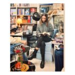 Elena Furiase Instagram - Hoy ha vuelto a pasar, “El mundo secreto de Árbal” ha viajado hasta @velazquez_lp_libreria , y su librera Laura nos ha dado la oportunidad de charlar un ratito sobre él. Gracias infinitas a ti, y a tod@s los que habéis pasado por allí, en especial a mi @robibertani que me hizo esta linda foto. @el_mundo_secreto_de_arbal 📖🧚🏻