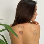 Elena Furiase Instagram - Como much@s sabéis tengo un cariño especial por los tatuajes; tengo varios, aquí solo se ven algunos, 🤭procuro que sean en lugares donde no dificulte demasiado mi trabajo, es decir que estén “escondiditos” y todos ellos tienen un significado importante para mí. 🫶🏾 Esta vez quería uno que tuviera que ver con Nala, mi pequeña, y esta ha sido mi elección. La artista es @melanie.benyahya porque me encanta su técnica tan fina y sutil, además de hacerlo con un cuidado increíble! Pero lo mejor es que los materiales que utiliza son libres de crueldad animal 🐾 y está reduciendo progresivamente los plásticos. No podría haberme puesto en mejor manos 🙌🏽