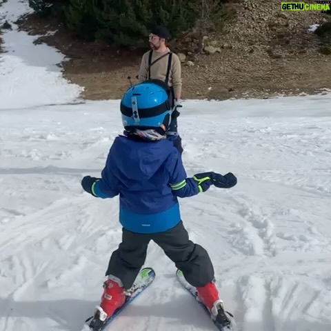 Elena Furiase Instagram - Este fin de semana ha sido la primera vez de muchos… la primera vez de Noah en la montaña, la primera vez de Nala en la nieve, mi primera vez en un ambiente de esquí, la primera vez de Gonzalo esquiando con hijos…😅 y por supuesto no podíamos dejar de visitar a la “Pilarica” porque sin ser yo muy devota de vírgenes y santos, esta es especial… al menos para nosotros. Además nada me gusta más arquitectónicamente que una basílica, iglesia, o catedral…¡Qué suerte de familia la que me ha tocado…! 1.Nala observando el agua, que es lo que MÁS le gusta😂 y yo enloquecida con la montaña del fondo. 2. Noah y Papá… “snowrules” 🤙🏽 3.Por mucha nieve que hubiese… donde haya unas buenas piedras…🤔 media hora estuvimos tirando piedritas 4. Preparado, listo…? 5 y 6. Noah en plena acción siempre bajo la mirada de su “palino” @mielsierra y toda la retaguardia familiar que llevaba detrás 🫡 7. Unas buenas migas, “pa ellos” por qué a mí mucho… no me gustan..☹️ 8. La guinda del pastel! #familytrip