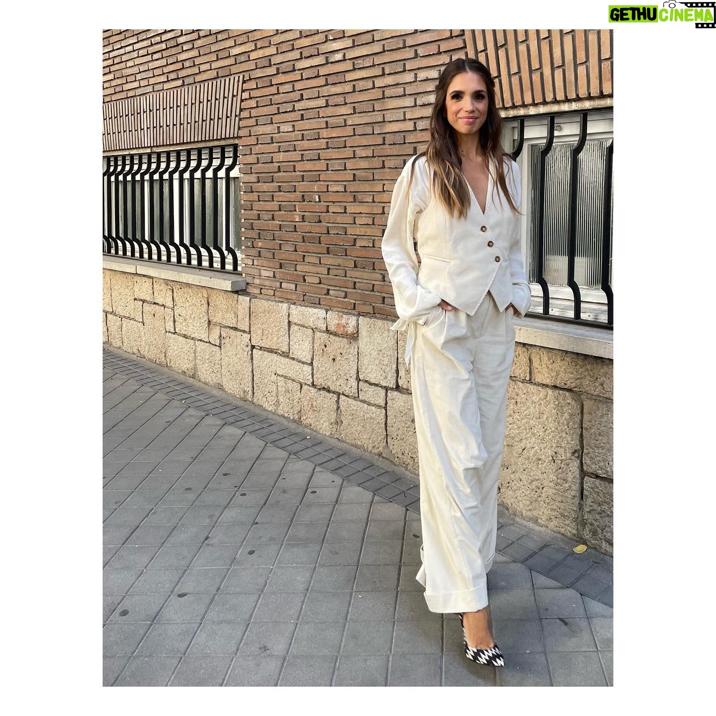 Elena Furiase Instagram - Hoy ha sido una de esas mañanas de trabajo en la que te pones el ✔️, a ti, y a tus compañeros! ✨ @iscomingofficial_ @capelliercapellier @valytyplace @mdepaulet @inesdomecqshoes 💄 @sandrononna Ya os contaré….