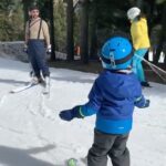 Elena Furiase Instagram - Este fin de semana ha sido la primera vez de muchos… la primera vez de Noah en la montaña, la primera vez de Nala en la nieve, mi primera vez en un ambiente de esquí, la primera vez de Gonzalo esquiando con hijos…😅 y por supuesto no podíamos dejar de visitar a la “Pilarica” porque sin ser yo muy devota de vírgenes y santos, esta es especial… al menos para nosotros. Además nada me gusta más arquitectónicamente que una basílica, iglesia, o catedral…¡Qué suerte de familia la que me ha tocado…! 1.Nala observando el agua, que es lo que MÁS le gusta😂 y yo enloquecida con la montaña del fondo. 2. Noah y Papá… “snowrules” 🤙🏽 3.Por mucha nieve que hubiese… donde haya unas buenas piedras…🤔 media hora estuvimos tirando piedritas 4. Preparado, listo…? 5 y 6. Noah en plena acción siempre bajo la mirada de su “palino” @mielsierra y toda la retaguardia familiar que llevaba detrás 🫡 7. Unas buenas migas, “pa ellos” por qué a mí mucho… no me gustan..☹️ 8. La guinda del pastel! #familytrip