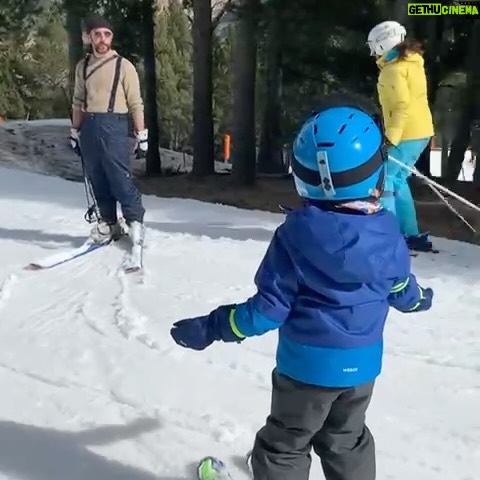 Elena Furiase Instagram - Este fin de semana ha sido la primera vez de muchos… la primera vez de Noah en la montaña, la primera vez de Nala en la nieve, mi primera vez en un ambiente de esquí, la primera vez de Gonzalo esquiando con hijos…😅 y por supuesto no podíamos dejar de visitar a la “Pilarica” porque sin ser yo muy devota de vírgenes y santos, esta es especial… al menos para nosotros. Además nada me gusta más arquitectónicamente que una basílica, iglesia, o catedral…¡Qué suerte de familia la que me ha tocado…! 1.Nala observando el agua, que es lo que MÁS le gusta😂 y yo enloquecida con la montaña del fondo. 2. Noah y Papá… “snowrules” 🤙🏽 3.Por mucha nieve que hubiese… donde haya unas buenas piedras…🤔 media hora estuvimos tirando piedritas 4. Preparado, listo…? 5 y 6. Noah en plena acción siempre bajo la mirada de su “palino” @mielsierra y toda la retaguardia familiar que llevaba detrás 🫡 7. Unas buenas migas, “pa ellos” por qué a mí mucho… no me gustan..☹️ 8. La guinda del pastel! #familytrip