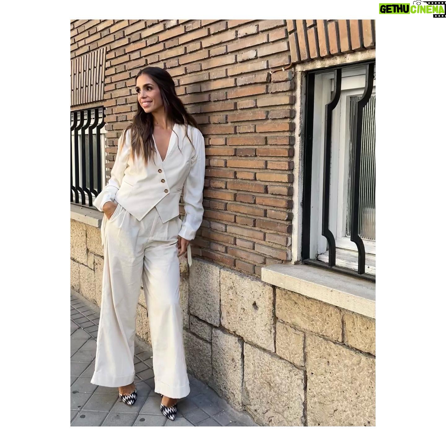 Elena Furiase Instagram - Hoy ha sido una de esas mañanas de trabajo en la que te pones el ✔️, a ti, y a tus compañeros! ✨ @iscomingofficial_ @capelliercapellier @valytyplace @mdepaulet @inesdomecqshoes 💄 @sandrononna Ya os contaré….