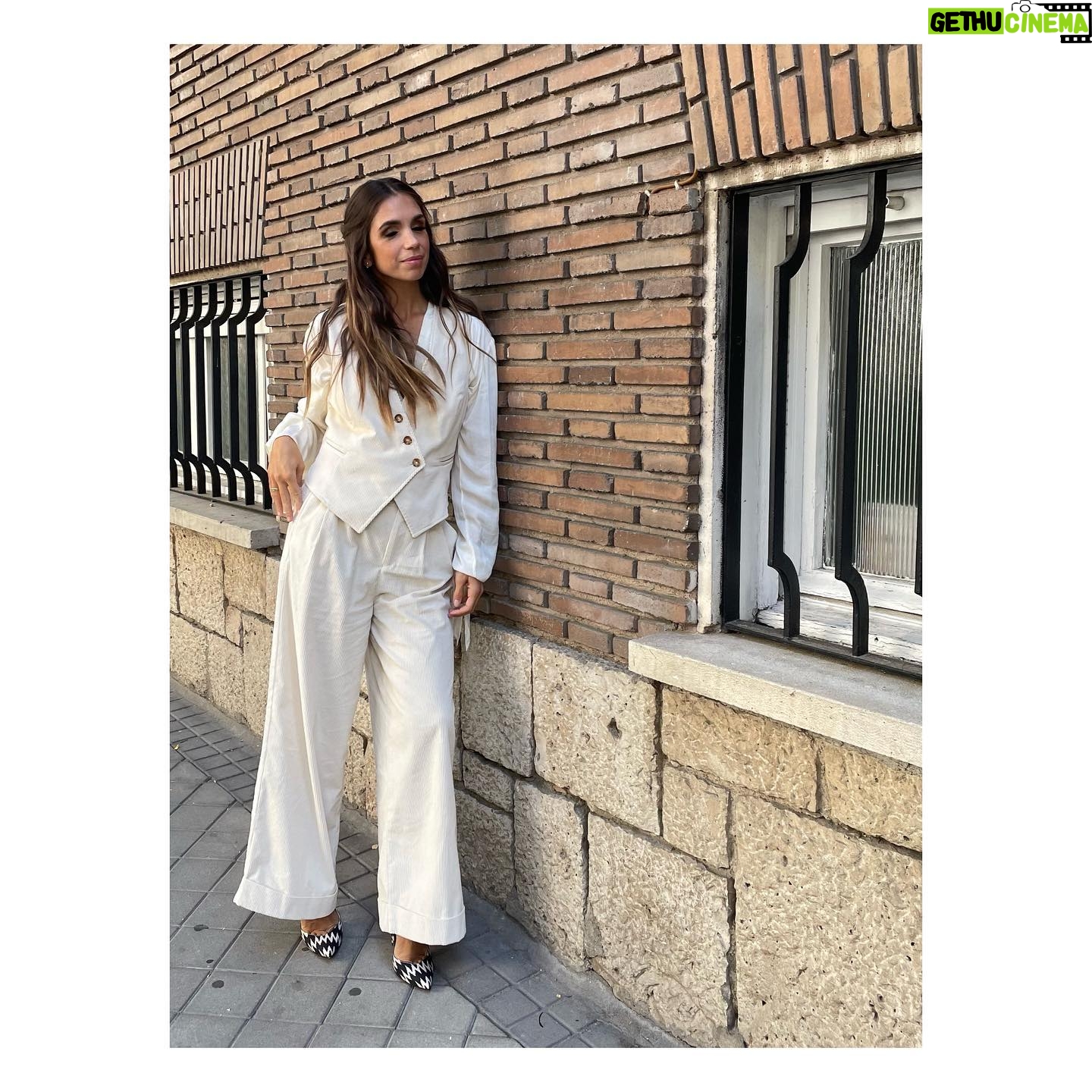 Elena Furiase Instagram - Hoy ha sido una de esas mañanas de trabajo en la que te pones el ✔️, a ti, y a tus compañeros! ✨ @iscomingofficial_ @capelliercapellier @valytyplace @mdepaulet @inesdomecqshoes 💄 @sandrononna Ya os contaré….