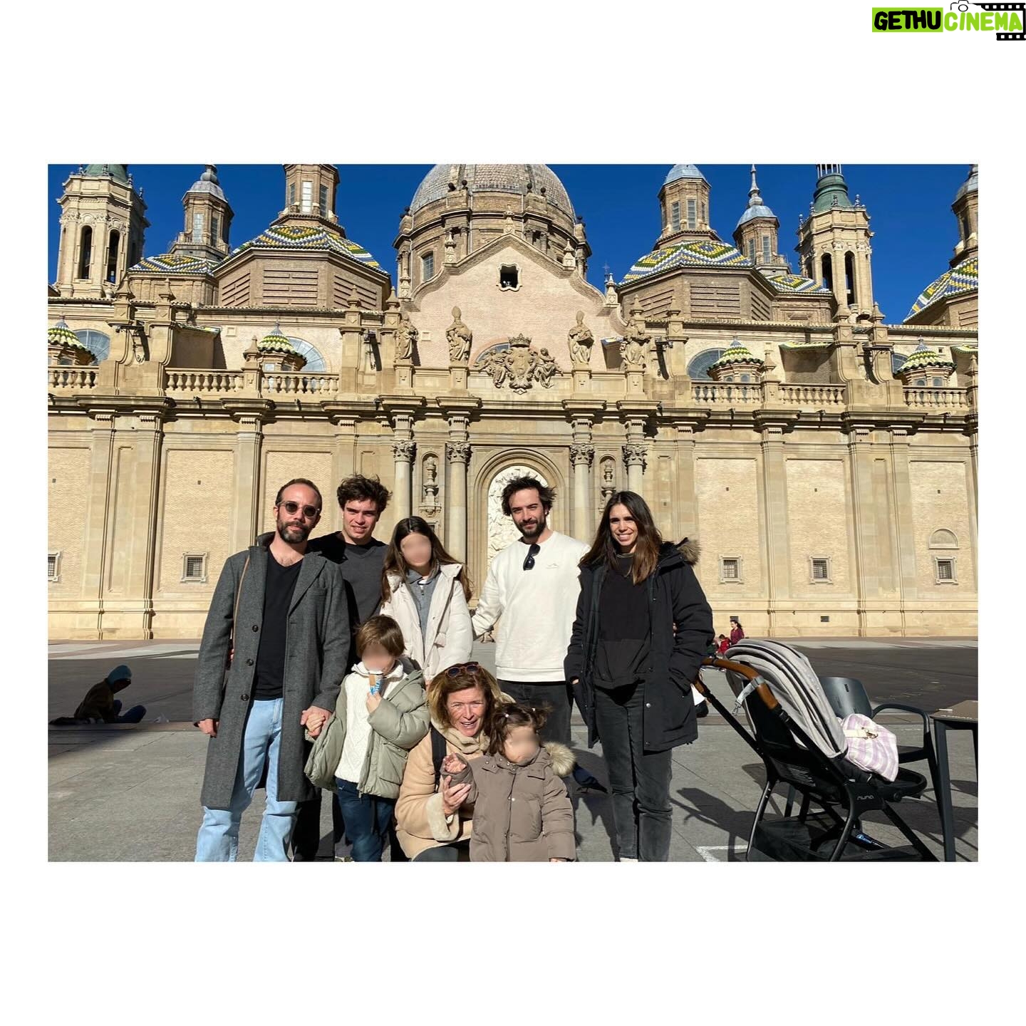 Elena Furiase Instagram - Este fin de semana ha sido la primera vez de muchos… la primera vez de Noah en la montaña, la primera vez de Nala en la nieve, mi primera vez en un ambiente de esquí, la primera vez de Gonzalo esquiando con hijos…😅 y por supuesto no podíamos dejar de visitar a la “Pilarica” porque sin ser yo muy devota de vírgenes y santos, esta es especial… al menos para nosotros. Además nada me gusta más arquitectónicamente que una basílica, iglesia, o catedral…¡Qué suerte de familia la que me ha tocado…! 1.Nala observando el agua, que es lo que MÁS le gusta😂 y yo enloquecida con la montaña del fondo. 2. Noah y Papá… “snowrules” 🤙🏽 3.Por mucha nieve que hubiese… donde haya unas buenas piedras…🤔 media hora estuvimos tirando piedritas 4. Preparado, listo…? 5 y 6. Noah en plena acción siempre bajo la mirada de su “palino” @mielsierra y toda la retaguardia familiar que llevaba detrás 🫡 7. Unas buenas migas, “pa ellos” por qué a mí mucho… no me gustan..☹️ 8. La guinda del pastel! #familytrip