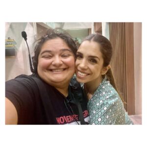 Elena Furiase Instagram - Hoy se termina de cerrar el círculo, la serie Mía es la venganza llega a su fin. Una serie que empezó en el caos y continuó en él hasta el fin de sus días; una serie a la que le faltó cariño y paciencia por parte de algunos, y a la que le sobró dedicación y esfuerzo por parte de otros. Se hizo lo que se pudo, o lo que nos dejaron, mejor dicho… gracias @juanleoncasting , @yosoychos y @nurietarucord por regalarme a Lucía, que me ha enseñado a ver la vida desde su perspectiva y muy lejos de la oscuridad que muchos creen. Gracias @alea_media  y @aurora__guerra por confiar; a @jorge_coach por pulirnos cada mañana, y a todo el equipo que lo hacía posible!🙏🏽 y a mis tres ✨ @muchoartemanagement @sofiapedroche @ainhoaa.hernandez 
Pisar aquel plató cada día era un gusto, uno de los buenos. Fuimos una familia en la que podíamos andar descalzos por casa, y todos los días en vez de “holas” había abrazos. Sin duda de los mejores equipos con los que he trabajado y que, tened por seguro, os llevaré en mi corazón. 🥂Por la jefa, @lydiabosch 🧡, por toda esa gente que ha estado tarde tras tarde dándonos su audiencia y su apoyo,por mí, y por supuesto por todos mis compañer@s, os quiero. 

Mía es la venganza 🎬
