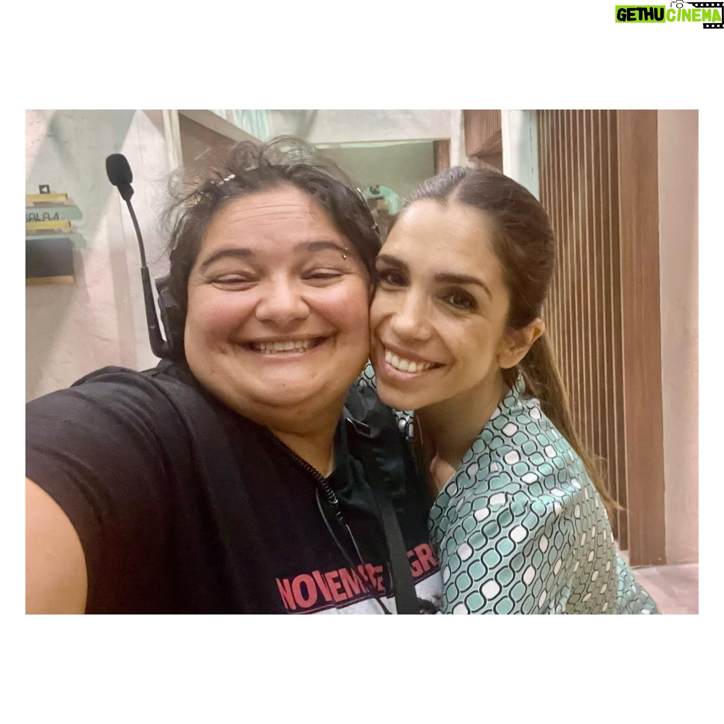 Elena Furiase - 7.6K Likes - Hoy se termina de cerrar el círculo, la serie Mía es la venganza llega a su fin. Una serie que empezó en el caos y continuó en él hasta el fin de sus días; una serie a la que le faltó cariño y paciencia por parte de algunos, y a la que le sobró dedicación y esfuerzo por parte de otros. Se hizo lo que se pudo, o lo que nos dejaron, mejor dicho… gracias @juanleoncasting , @yosoychos y @nurietarucord por regalarme a Lucía, que me ha enseñado a ver la vida desde su perspectiva y muy lejos de la oscuridad que muchos creen. Gracias @alea_media y @aurora__guerra por confiar; a @jorge_coach por pulirnos cada mañana, y a todo el equipo que lo hacía posible!🙏🏽 y a mis tres ✨ @muchoartemanagement @sofiapedroche @ainhoaa.hernandez
Pisar aquel plató cada día era un gusto, uno de los buenos. Fuimos una familia en la que podíamos andar descalzos por casa, y todos los días en vez de “holas” había abrazos. Sin duda de los mejores equipos con los que he trabajado y que, tened por seguro, os llevaré en mi corazón. 🥂Por la jefa, @lydiabosch 🧡, por toda esa gente que ha estado tarde tras tarde dándonos su audiencia y su apoyo,por mí, y por supuesto por todos mis compañer@s, os quiero.
Mía es la venganza 🎬
