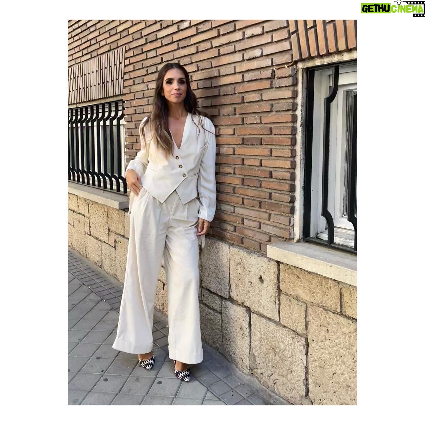 Elena Furiase Instagram - Hoy ha sido una de esas mañanas de trabajo en la que te pones el ✔️, a ti, y a tus compañeros! ✨ @iscomingofficial_ @capelliercapellier @valytyplace @mdepaulet @inesdomecqshoes 💄 @sandrononna Ya os contaré….