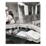 Elena Furiase Instagram – Llevo un septiembre bastante movidito; por temas de trabajo he viajado a Barcelona, Pamplona, Almería, Sevilla, y esta semana toca Cádiz. Y haciendo esta foto pensé que cada vez que salimos de casa intentamos hacer de habitaciones y baños ajenos un hogar, aunque solo sea durante 24 horas… no siempre se consigue porque algunos lo ponen bastante difícil, pero a veces ocurre el milagro.
#bendecidayagradecida 🙏🏽