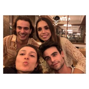 Elena Furiase Instagram - Hoy se termina de cerrar el círculo, la serie Mía es la venganza llega a su fin. Una serie que empezó en el caos y continuó en él hasta el fin de sus días; una serie a la que le faltó cariño y paciencia por parte de algunos, y a la que le sobró dedicación y esfuerzo por parte de otros. Se hizo lo que se pudo, o lo que nos dejaron, mejor dicho… gracias @juanleoncasting , @yosoychos y @nurietarucord por regalarme a Lucía, que me ha enseñado a ver la vida desde su perspectiva y muy lejos de la oscuridad que muchos creen. Gracias @alea_media  y @aurora__guerra por confiar; a @jorge_coach por pulirnos cada mañana, y a todo el equipo que lo hacía posible!🙏🏽 y a mis tres ✨ @muchoartemanagement @sofiapedroche @ainhoaa.hernandez 
Pisar aquel plató cada día era un gusto, uno de los buenos. Fuimos una familia en la que podíamos andar descalzos por casa, y todos los días en vez de “holas” había abrazos. Sin duda de los mejores equipos con los que he trabajado y que, tened por seguro, os llevaré en mi corazón. 🥂Por la jefa, @lydiabosch 🧡, por toda esa gente que ha estado tarde tras tarde dándonos su audiencia y su apoyo,por mí, y por supuesto por todos mis compañer@s, os quiero. 

Mía es la venganza 🎬