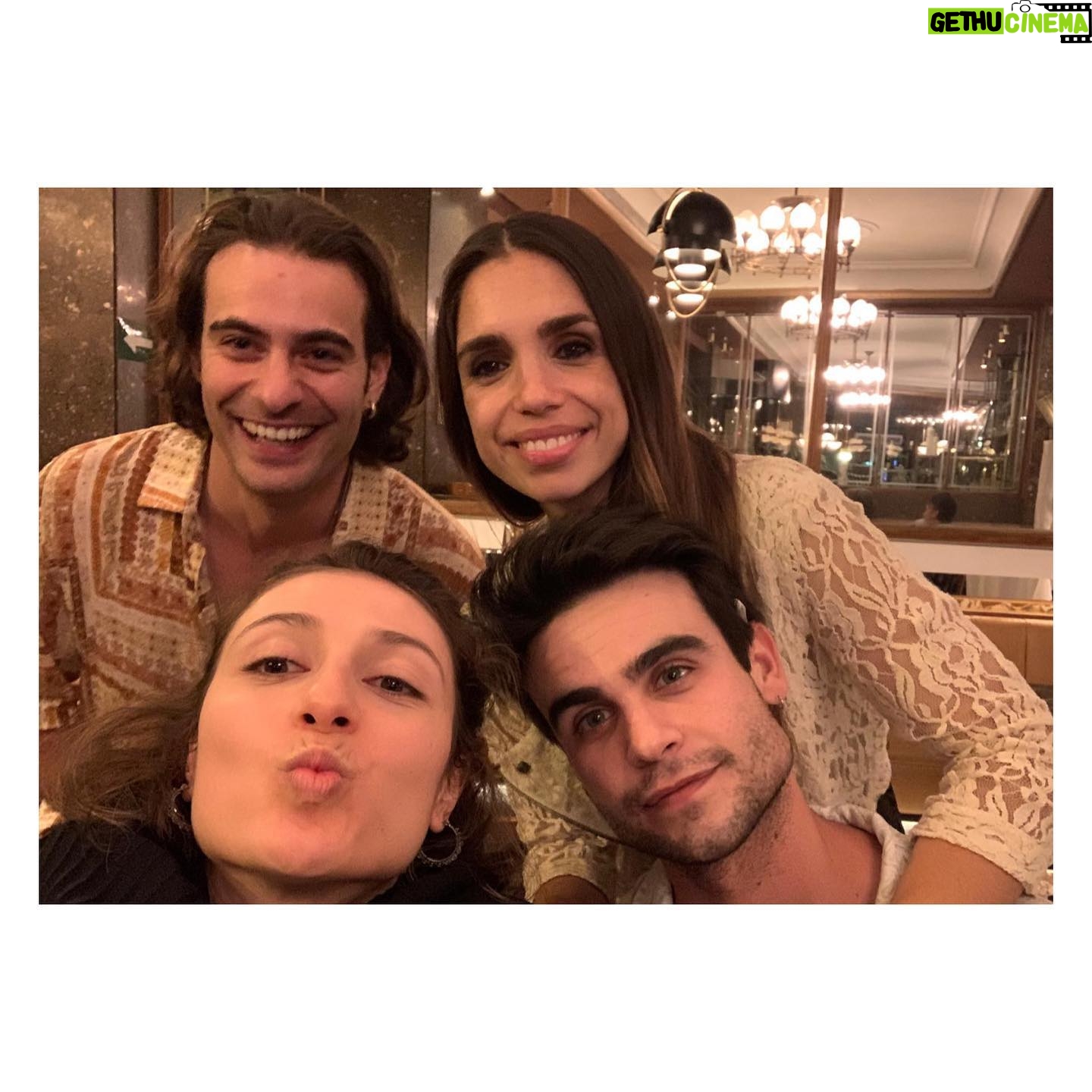 Elena Furiase - 7.6K Likes - Hoy se termina de cerrar el círculo, la serie Mía es la venganza llega a su fin. Una serie que empezó en el caos y continuó en él hasta el fin de sus días; una serie a la que le faltó cariño y paciencia por parte de algunos, y a la que le sobró dedicación y esfuerzo por parte de otros. Se hizo lo que se pudo, o lo que nos dejaron, mejor dicho… gracias @juanleoncasting , @yosoychos y @nurietarucord por regalarme a Lucía, que me ha enseñado a ver la vida desde su perspectiva y muy lejos de la oscuridad que muchos creen. Gracias @alea_media y @aurora__guerra por confiar; a @jorge_coach por pulirnos cada mañana, y a todo el equipo que lo hacía posible!🙏🏽 y a mis tres ✨ @muchoartemanagement @sofiapedroche @ainhoaa.hernandez
Pisar aquel plató cada día era un gusto, uno de los buenos. Fuimos una familia en la que podíamos andar descalzos por casa, y todos los días en vez de “holas” había abrazos. Sin duda de los mejores equipos con los que he trabajado y que, tened por seguro, os llevaré en mi corazón. 🥂Por la jefa, @lydiabosch 🧡, por toda esa gente que ha estado tarde tras tarde dándonos su audiencia y su apoyo,por mí, y por supuesto por todos mis compañer@s, os quiero.
Mía es la venganza 🎬
