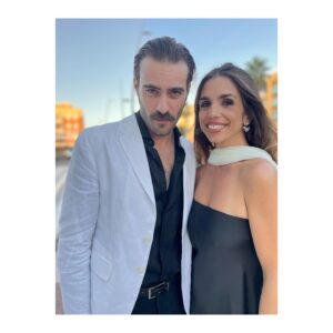 Elena Furiase Instagram - Anoche celebramos la décima edición de los premios @editorialcirculorojo . 🔴📖
Una gala bonita, súper bien llevada por los presentadores, y muy emotiva. Tuve la suerte de entregar uno de los premios con el que, posiblemente, fue mi hermano “shico” en otra vida 😂… seguro! @ibrahimalshamij y en esta lo está siendo un poco también. Gracias compañero! 

#premioscirculorojo2023