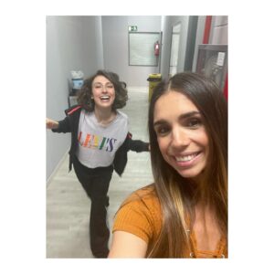 Elena Furiase Instagram - Hoy se termina de cerrar el círculo, la serie Mía es la venganza llega a su fin. Una serie que empezó en el caos y continuó en él hasta el fin de sus días; una serie a la que le faltó cariño y paciencia por parte de algunos, y a la que le sobró dedicación y esfuerzo por parte de otros. Se hizo lo que se pudo, o lo que nos dejaron, mejor dicho… gracias @juanleoncasting , @yosoychos y @nurietarucord por regalarme a Lucía, que me ha enseñado a ver la vida desde su perspectiva y muy lejos de la oscuridad que muchos creen. Gracias @alea_media  y @aurora__guerra por confiar; a @jorge_coach por pulirnos cada mañana, y a todo el equipo que lo hacía posible!🙏🏽 y a mis tres ✨ @muchoartemanagement @sofiapedroche @ainhoaa.hernandez 
Pisar aquel plató cada día era un gusto, uno de los buenos. Fuimos una familia en la que podíamos andar descalzos por casa, y todos los días en vez de “holas” había abrazos. Sin duda de los mejores equipos con los que he trabajado y que, tened por seguro, os llevaré en mi corazón. 🥂Por la jefa, @lydiabosch 🧡, por toda esa gente que ha estado tarde tras tarde dándonos su audiencia y su apoyo,por mí, y por supuesto por todos mis compañer@s, os quiero. 

Mía es la venganza 🎬