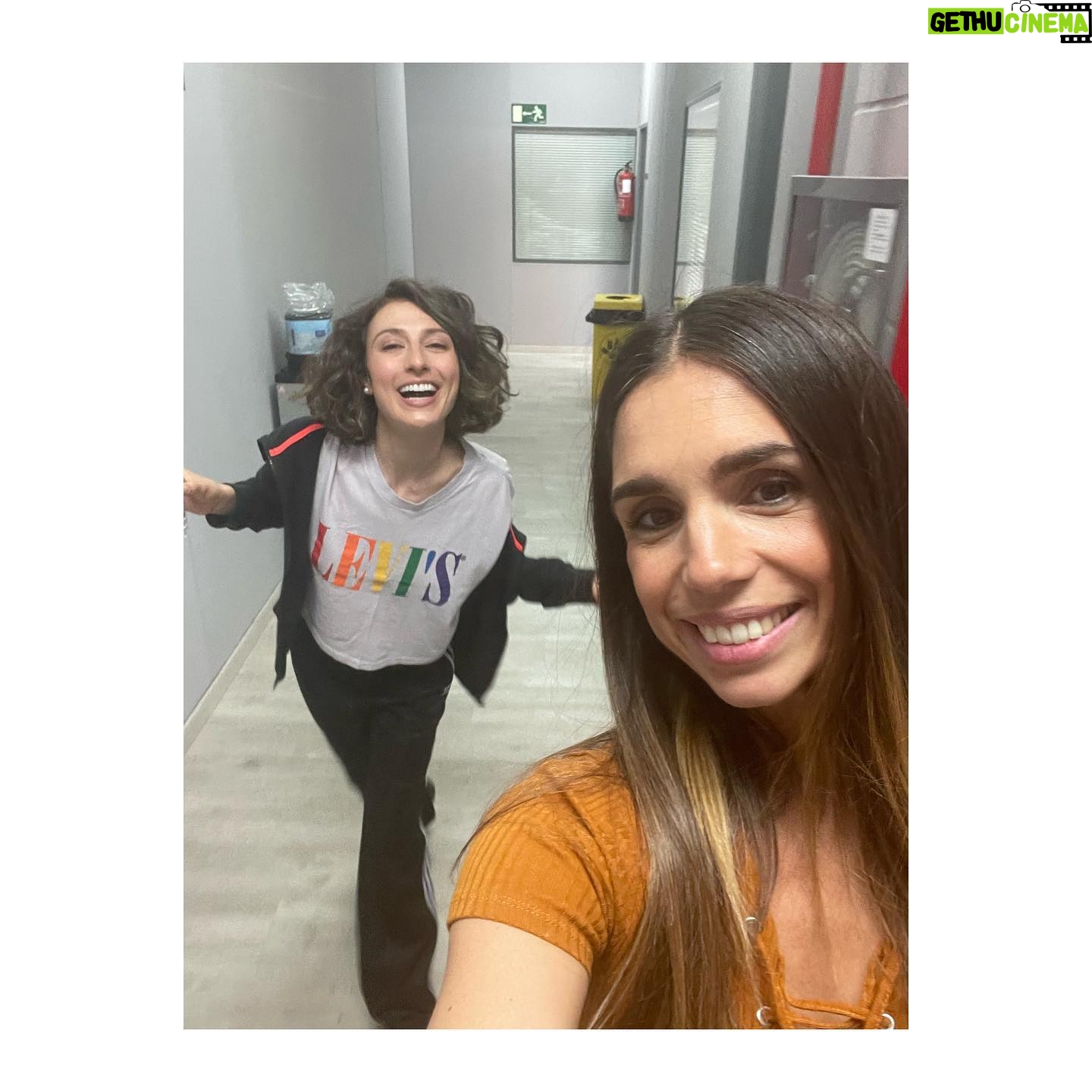 Elena Furiase - 7.6K Likes - Hoy se termina de cerrar el círculo, la serie Mía es la venganza llega a su fin. Una serie que empezó en el caos y continuó en él hasta el fin de sus días; una serie a la que le faltó cariño y paciencia por parte de algunos, y a la que le sobró dedicación y esfuerzo por parte de otros. Se hizo lo que se pudo, o lo que nos dejaron, mejor dicho… gracias @juanleoncasting , @yosoychos y @nurietarucord por regalarme a Lucía, que me ha enseñado a ver la vida desde su perspectiva y muy lejos de la oscuridad que muchos creen. Gracias @alea_media y @aurora__guerra por confiar; a @jorge_coach por pulirnos cada mañana, y a todo el equipo que lo hacía posible!🙏🏽 y a mis tres ✨ @muchoartemanagement @sofiapedroche @ainhoaa.hernandez
Pisar aquel plató cada día era un gusto, uno de los buenos. Fuimos una familia en la que podíamos andar descalzos por casa, y todos los días en vez de “holas” había abrazos. Sin duda de los mejores equipos con los que he trabajado y que, tened por seguro, os llevaré en mi corazón. 🥂Por la jefa, @lydiabosch 🧡, por toda esa gente que ha estado tarde tras tarde dándonos su audiencia y su apoyo,por mí, y por supuesto por todos mis compañer@s, os quiero.
Mía es la venganza 🎬