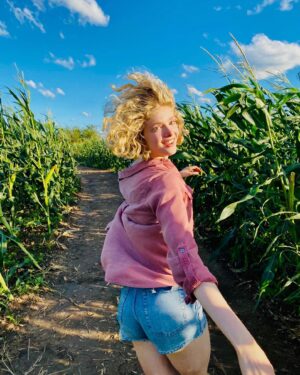 Elena Kampouris Instagram - Thank you for all the birthday wishes💞😌

“For oft, when on my couch I lie
In vacant or in pensive mood,
They flash upon that inward eye
Which is the bliss of solitude;
And then my heart with pleasure fills,
And dances with the daffodils.”☁️✨🍃

#poetry #love #literature #IWanderedLonelyAsACloud #bookworm #poet #inspiration #poem #WilliamWordsworth #mood #quotes #art #smile #nature #outdoors #inspire #book #birthday #life #blue #clouds #green #explore #live #healthy #adventure #new #instadaily #instagood #insta