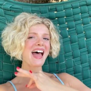 Elena Kampouris Instagram - On a sunny day like today I couldn’t help but sing ‘Kaisi Paheli Zindagani’ which means, life is such a riddle. Who’s good at solving riddles? I’m not very good at it!! bahut saara pyaar
💖🍀🌞🍀💖

#love #life #music #art #Bollywood Parineeta #movie #beautiful #India #goodvibes #beauty #Hindi #dance #song #lifestyle #fun #heart #mood #happy #explore  #inspiration #motivation #blue #green #sweet #smile #reels #instagood #explorepage #instadaily #insta