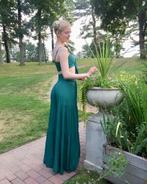 Elena Kampouris Instagram - ‪“Tasting of Flora and the country green,‬
‪Dance, and Provencal song, and sunburnt mirth!”✨✨🌷 #EarthsWine #nature #sweet #sun #warmth #flower #dance #literature #poetry #OdeToANightingale #poem #romantic #JohnKeats #inspiration #summer #Provencal #France #Greek #mythology #colorful #sunset #garden #green #floral #hair #braids #hair #style #photography‬