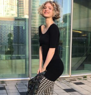 Elena Kampouris Instagram - ‪🏙✨✨#weekend #fun #city #Fall #citylife #smile #positivevibes #healthy #living #lifestyle #happy #live #life #travel #photography #fashion #style #ootd #hair #blonde #hairstyle #fashionphotography #clothes #blackandwhite #instafashion #fashiondaily #instastyle #instapic #instagood #instadaily ‬