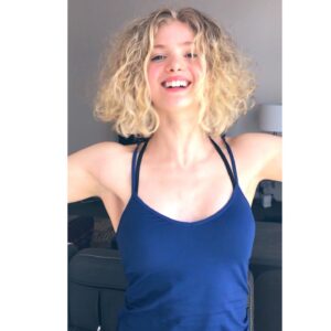 Elena Kampouris Instagram - ‪Lots of wonderful opportunities & big changes in the last few months🎬💇‍♀️Working really hard on something SUPER special but not allowed to post a thing🤫So here I am ! sorry for the long break I appreciate every single one of yours support & love, I hope you’ll be proud of what I’m accomplishing with some great people😘💝comment how did you feel cutting YOUR hair for the first time?? #excited #superhero #news #Millarworld #JupitersLegacy #CHLOE #newadventurenewlooksameme #film #art #movie #smile #positive #live #new #cinema #hair #style #curls #shorthair #blonde #bob #curly #adventure #fit #healthy #lifestyle #work #instagood #instadaily #instafun‬