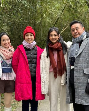 Elena Kong Mei-Yee Instagram - 上星期有芊芊蔓蔓一齊主持《大灣區美味好玩攻略》，有佢哋兩姊妹陪我哋又真係幾好玩。可能係我哋之間嘅默契啦！

今個星期有「校長」香港小姐冠軍黃嘉文，你哋又估吓我哋會去邊度呢？

#大灣區美味好玩攻略 #江美儀 #麥長青 #郭柏姸 #羅毓儀 #黃嘉文