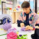 Elena Kong Mei-Yee Instagram - 我好認真學，甘比好認真教，得咗！ 你想唔想要一件我親手鈎織嘅小飾物呀？重可以做善事喎！ 想呢！咁你就要留意呢個星期會有good news 公布啦！ @happyyarn_kimbee #江美儀 #江美人 #我鈎針編織老師係甘比 #慈善義賣 #happyyarn_kimbee #crochet