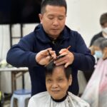 Elena Kong Mei-Yee Instagram - 從每一個受惠人面上嘅笑容就可以睇到每一位義工所付出嘅都係值得嘅！ 多謝晒你呀傑哥，貓姑娘同Stephen。 重有台前幕後嘅一班工作人員！ 雖然係最後一集，但我相信好快又會再同大家見面。因為重有你「一個好人」嘅故事呀！ 大家都要繼續努力💪🏻 #江美儀 #江美人 #一個好人 #唔好窮得只剩下錢 #林子善 #kindnessispriceless #happyyarn_kimbee