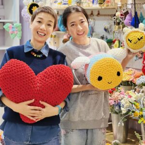 Elena Kong Mei-Yee Instagram - 多謝甘比老師教我點樣鈎張床仔俾我啲寶貝，又送咗條手做頸鏈比我添！♥️

真係幾好玩喎，我打算親手做啲作品喺佢度寄賣，賣咗嘅錢然後做慈善，你哋話好無呢？

#江美人 #江美儀 #happyyarn #甘比