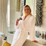 Elena Krygina Instagram - Сплю как будто в большой яичнице🍳💛 и причем сплю по 10 часов стабильно) видимо в надежде, что, вернувшись в Москву, буду высыпаться за 5))) @bijalresorts ☀️☀️☀️