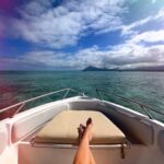 Elena Krygina Instagram - Почти месяц на Маврикии, а у меня нет ни одной красивой фотографии с кокосом на пляже))) За это время в моей жизни были только гидрокостюмы и сумка со снаряжением, спутанные волосы, полосатый загар, перекусы на ходу, соленый привкус во рту, кубометры воды и конечно киты🥰 киты киты китыыыы🫠 и больше мне ничего и не нужно было. Это был месяц абсолютной любви и ликования сердца😌🙏🏻