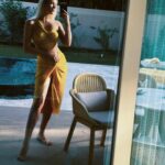 Elena Krygina Instagram - Моя новая любимая привычка - уезжать на несколько дней из Москвы помимо запланированных отпусков (хотя, если честно, так себе они конечно запланированы 🙈) 💛 Escape в тепло - полежать, подумать, не бежать, планировать новое, дорабатывать старое, читать и тусить с собой😎 Идеальное место для этого нашла - совсем новый отель, а точнее комплекс вилл @bijalresorts 💛 Кажется, это самое солнечно-желтое место во Вселенной😋)) В общем, тем и занимаюсь: перечитываю «Мастера и Маргариту», лежу, плаваю и ем😎 👙 @lavarice_