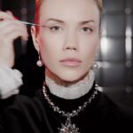 Elena Krygina Instagram - Раз в год можно и позволить себе побыть злой ведьмой или вампиршей😈 Happy Halloween 🎃 Продкты для этого простого и быстрого макияжа напишу у себя в тг🙋🏼‍♀️