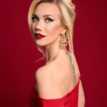 Elena Krygina Instagram - В восточной мифологии дракон символизирует силу и мудрость, а зеленый цвет олицетворяет процветание и богатство 🐉 Говорят, если встретить этот праздник с блестящей зелёной стрелкой, вы притянете все драгоценные камни мира☺️ По крайней мере, ваш образ точно будет неотразим, как изумруд! ✨ С Китайским Новым Годом получается🧧 и со вступлением Дракона в свои права🐲