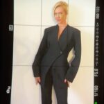 Elena Krygina Instagram - Я вот думаю, а не провести ли нам прямой эфир? Из ближайшего у меня есть 28-го мая свободный вечер) Пойдем эфириться? Первый эфир предлагаю сделать о особенностях натурального макияжа (повторим материал😁), а по ходу эфира определим дальнейшие темы (о вашем наболевшем😎). Такой план) Костюм @namelazz