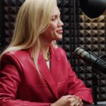 Elena Krygina Instagram – Новый выпуск на YouTube-канале БЕЗФИЛЬТРОВ!

Вопрос «Как выглядеть идеально?» поисковикам задавали 375 миллионов раз. Почему испокон веков люди помешаны на внешности? Правда ли, что красивым живется проще, а успех зависит от внешних данных? Почему ботокс молодеет, а из-за увлечения косметологией юные девушки выглядят на 40? И зачем люди влезают в кредиты ради пластических операций? Об этом и многом другом для шоу БЕЗФИЛЬТРОВ Настя Полетаева поговорила с Еленой Крыгиной @elenakrygina — визажистом, основательницей марки KRYGINA cosmetics и предпринимателем.