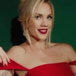 Elena Krygina Instagram - Время загадывать желания🎄🎁❄️ И успеть купить любимые продукты KRYGINA cosmetics со скидкой 25% на сайте krygina.com до 31 декабря 😉 Платье @rimarka_moscow