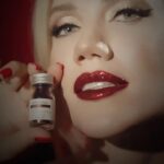 Elena Krygina Instagram - Ходят слухи, что у вас всё еще нет блёсток Sparkles, а Новый Год уже через 2 недели💁🏼‍♀️ Хотя бы раз попробовав в макияже такие сверкащие губы, вы точно поймете, каково это, когда все без ума от тебя✨✨✨✨✨ А сейчас на Ozon и в Золотом Яблоке на все блестки Sparkles действуют специальные цены💥