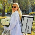 Elena Krygina Instagram - Сегодня отмечается День пожилого человека, и вместе с фондом @dariedu пару дней назад я доставила обеды подопечным фонда - прекрасным бабушкам и дедушкам. Многие пенсионеры не могут самостоятельно готовить себе еду по состоянию здоровья. Ребята из фонда доставляют благотворительные обеды и внимание на регулярной основе😌 От себя мы добавили пенсионерам цветочки и подарочки❤️ Помочь очень легко - буквально в два клика на сайте фонда или можно присоединиться в качестве волонтера🙋🏼‍♀️