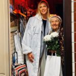 Elena Krygina Instagram - Сегодня отмечается День пожилого человека, и вместе с фондом @dariedu пару дней назад я доставила обеды подопечным фонда - прекрасным бабушкам и дедушкам. Многие пенсионеры не могут самостоятельно готовить себе еду по состоянию здоровья. Ребята из фонда доставляют благотворительные обеды и внимание на регулярной основе😌 От себя мы добавили пенсионерам цветочки и подарочки❤️ Помочь очень легко - буквально в два клика на сайте фонда или можно присоединиться в качестве волонтера🙋🏼‍♀️