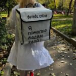 Elena Krygina Instagram - Сегодня отмечается День пожилого человека, и вместе с фондом @dariedu пару дней назад я доставила обеды подопечным фонда - прекрасным бабушкам и дедушкам. Многие пенсионеры не могут самостоятельно готовить себе еду по состоянию здоровья. Ребята из фонда доставляют благотворительные обеды и внимание на регулярной основе😌 От себя мы добавили пенсионерам цветочки и подарочки❤️ Помочь очень легко - буквально в два клика на сайте фонда или можно присоединиться в качестве волонтера🙋🏼‍♀️