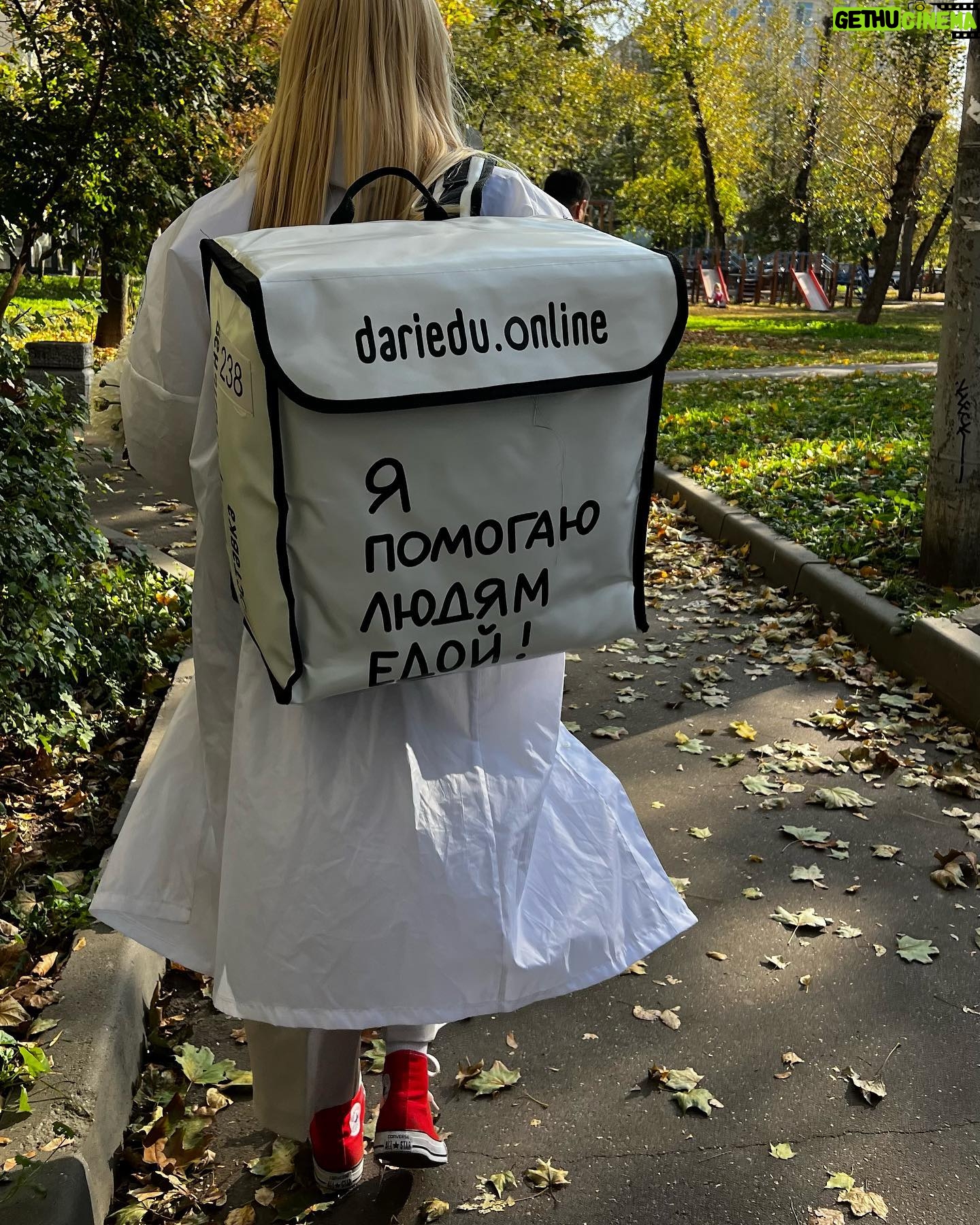 Elena Krygina Instagram - Сегодня отмечается День пожилого человека, и вместе с фондом @dariedu пару дней назад я доставила обеды подопечным фонда - прекрасным бабушкам и дедушкам. Многие пенсионеры не могут самостоятельно готовить себе еду по состоянию здоровья. Ребята из фонда доставляют благотворительные обеды и внимание на регулярной основе😌 От себя мы добавили пенсионерам цветочки и подарочки❤️ Помочь очень легко - буквально в два клика на сайте фонда или можно присоединиться в качестве волонтера🙋🏼♀️