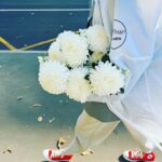 Elena Krygina Instagram - Сегодня отмечается День пожилого человека, и вместе с фондом @dariedu пару дней назад я доставила обеды подопечным фонда - прекрасным бабушкам и дедушкам. Многие пенсионеры не могут самостоятельно готовить себе еду по состоянию здоровья. Ребята из фонда доставляют благотворительные обеды и внимание на регулярной основе😌 От себя мы добавили пенсионерам цветочки и подарочки❤️ Помочь очень легко - буквально в два клика на сайте фонда или можно присоединиться в качестве волонтера🙋🏼‍♀️