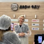 Elena Krygina Instagram - Сегодня отмечается День пожилого человека, и вместе с фондом @dariedu пару дней назад я доставила обеды подопечным фонда - прекрасным бабушкам и дедушкам. Многие пенсионеры не могут самостоятельно готовить себе еду по состоянию здоровья. Ребята из фонда доставляют благотворительные обеды и внимание на регулярной основе😌 От себя мы добавили пенсионерам цветочки и подарочки❤️ Помочь очень легко - буквально в два клика на сайте фонда или можно присоединиться в качестве волонтера🙋🏼‍♀️