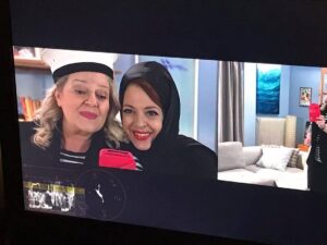 Eleni Randou Instagram - Ερχόμαστεε!!!
«Ζακέτα να πάρεις»
Πρεμιέρα 27 Μαρτίου στις 20:00👩‍👦
@ertofficial_ 
@zaketanapareis_ert