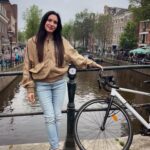 Eleni Vaitsou Instagram – Μάντεψε την πόλη: ❤️🌷🚲🧀🧇🍟☂️ 
(εντάξει βοηθάει κι η φωτό)