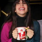 Eleni Vaitsou Instagram - Τα Χριστούγεννα πέρασαν αλλά το πνεύμα τους θα “φιλοξενηθεί” σπίτι μου τουλάχιστον μέχρι τις απόκριες...(συμπεριλαμβανομένων του χριστουγεννιάτικου δέντρου και των props γιατί βαριέμαι φρικτά να τα μαζέψω) #sweaterdress @karllagerfeld #sweaterweather