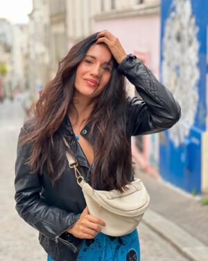 Eleni Vaitsou Instagram - 𝑻𝒉𝒊𝒓𝒅 𝒕𝒊𝒎𝒆 𝒊𝒔 𝒂 𝒄𝒉𝒂𝒓𝒎 ✨Είπα να δώσω ακόμη μια ευκαιρία στην πόλη του φωτός (κ του έρωτα;) μήπως και με γοητεύσει γιατί δεν γινόταν να είμαι η μόνη που την είχα λίγο του πεταματού (αν είναι δυνατόν!) και έχω να πω πώς 𝑻𝑰𝑴𝑰𝑵𝑮 𝑰𝑺 𝑬𝑽𝑬𝑹𝒀𝑻𝑯𝑰𝑵𝑮! 
𝒫𝒶𝓇𝒾𝓈 𝒿ℯ 𝓉’𝒶𝒾𝓂ℯ κι εγώ κι ας άργησα! ❤️

____________________________
#paris #travel #travelgram #city