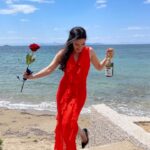 Eleni Vaitsou Instagram - Έφτασε και πάλι αυτή η τελευταία μέρα του χρόνου, η μέρα της ανασκόπησης. Η μέρα δηλαδή που ψάχνουμε να βρούμε τις πιο γαμάτες μας φωτό να ανεβάσουμε για να δείξουμε πόσο υπέροχη και αξιοζήλευτη ήταν η χρονιά που πέρασε. Να εκθέσουμε τις όμορφες εμπειρίες που είχαμε κ να δηλώσουμε την ευγνωμοσύνη μας. Να θέσουμε ακόμη υψηλότερους στόχους για την χρονιά που έρχεται (γιατί φυσικά τα καλύτερα έρχονται!) και να προετοιμαστούμε για «νέα ξεκινήματα» λες και κλείνουν μαγικά όλα τα ‘κεφάλαια’ απόψε στις 00:00… Έτσι και στο δικό μου αποχαιρετιστήριο post, θα δείτε φωτό από κάποιες όμορφες στιγμές (γιατί τις άσχημες δεν τις απαθανατίζουμε, αν κ θα έπρεπε). Τί ΔΕΝ πρόκειται λοιπόν να δείτε; Τα σκοτάδια που πέρασα, τις δύσκολες αποφάσεις που πήρα, τα λόγια που μετάνιωσα, τις άσχημες σκέψεις που έκανα , τα σκληρά μαθήματα που έμαθα. Ήταν μια χρονιά γεμάτη! #2023recap #keeponrising