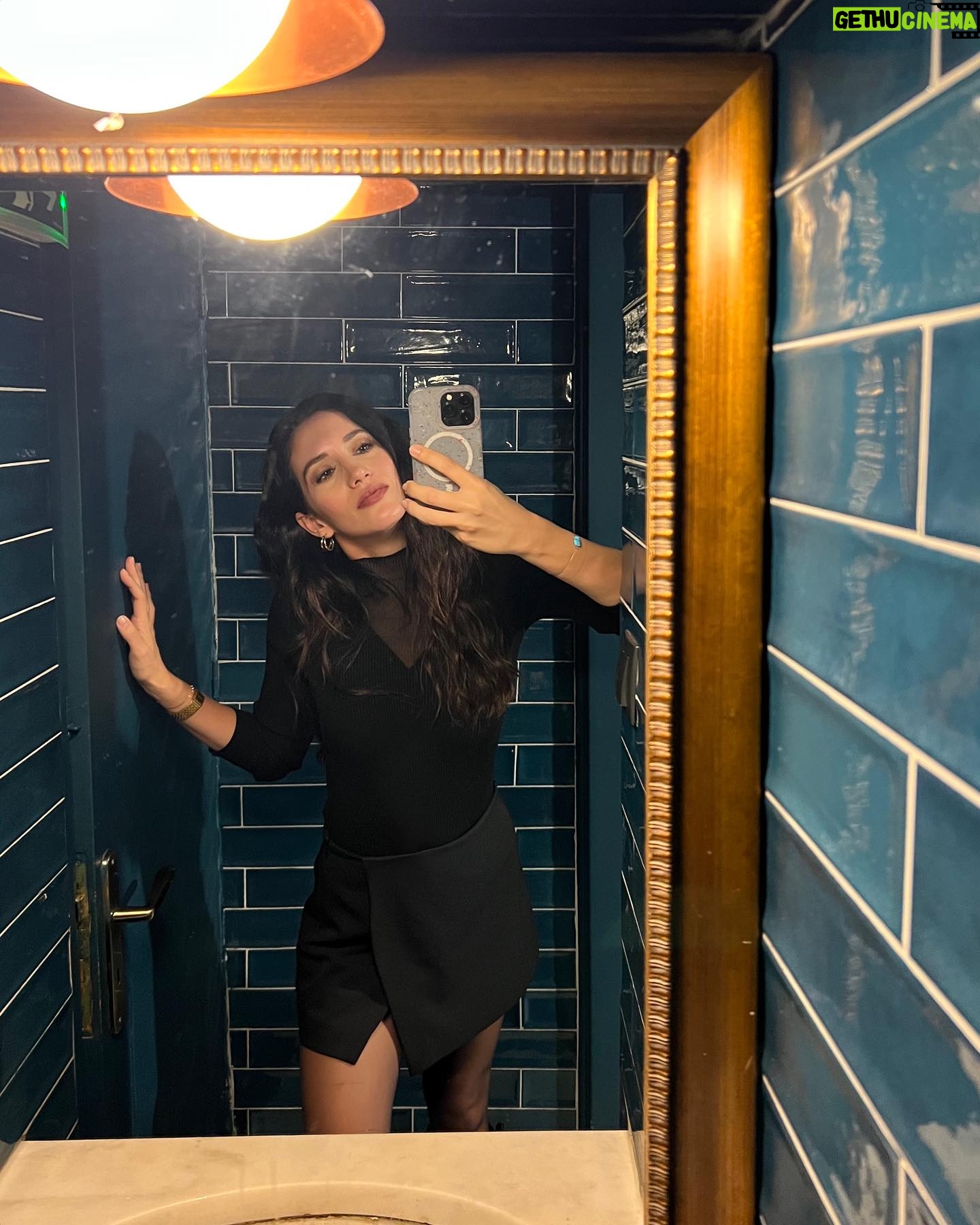 Eleni Vaitsou - 10.3K Likes - Μόνο ένα πράγμα μπορείς να κάνεις όσο περιμένεις…. 🚻
#selfietime #mirrorselfie #waitingroom 😂