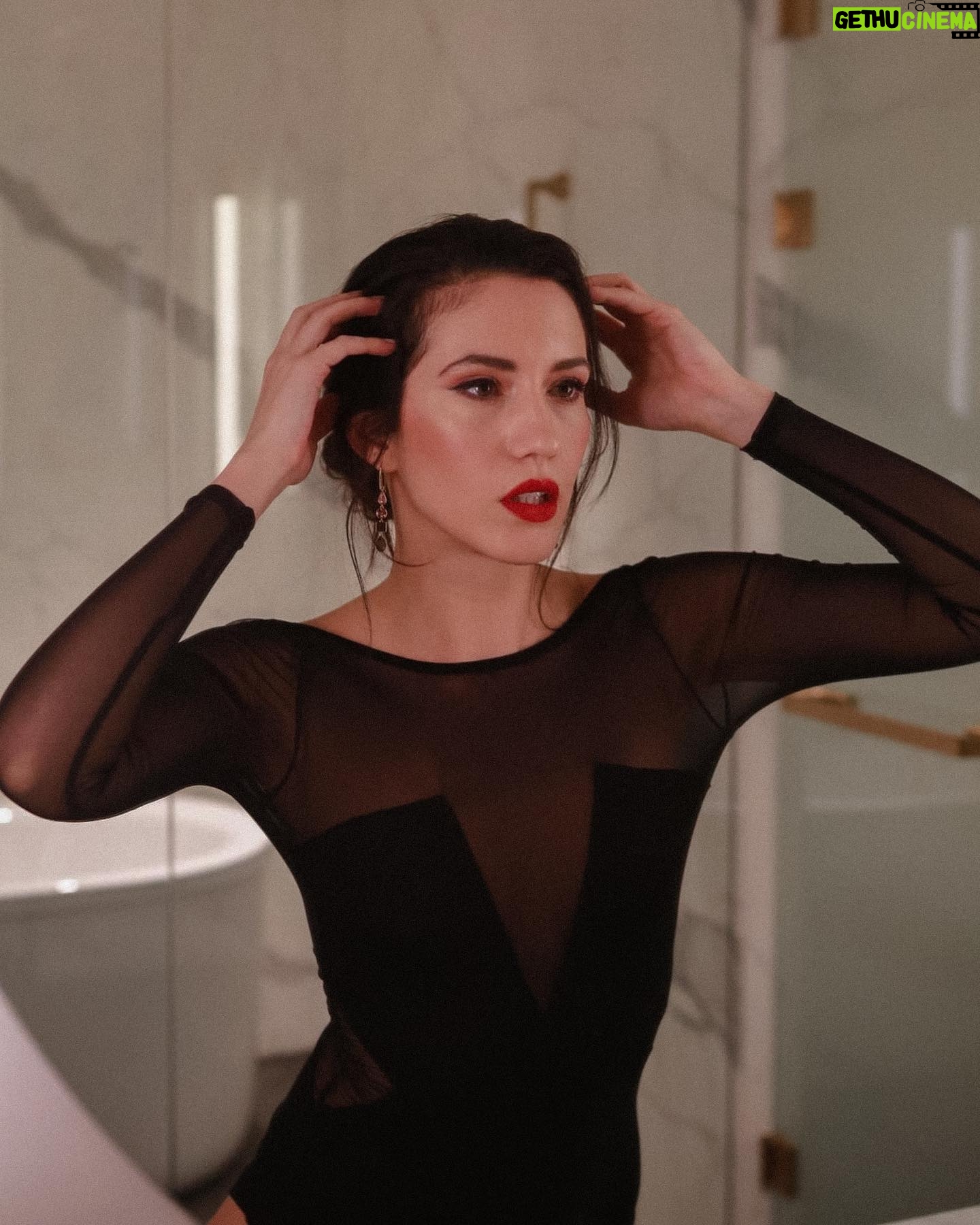 Eleni Vaitsou Instagram - 𝑫𝒆𝒂𝒓 𝑺𝒂𝒏𝒕𝒂, 𝒅𝒆𝒇𝒊𝒏𝒆 𝒏𝒂𝒖𝒈𝒉𝒕𝒚 💋
